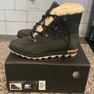 Sorel sneakchic alpine holiday boot. Womens size 7